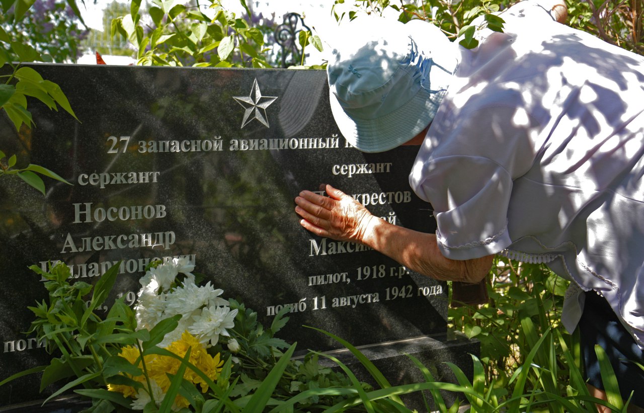 Возложение цветов к памятнику героям ВОВ